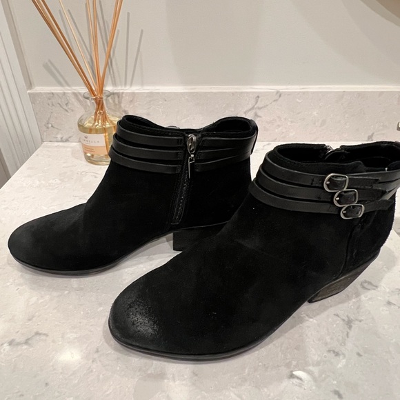 Women’s Clarks Artisan Black Suede  side zip ankle boots - Picture 1 of 6